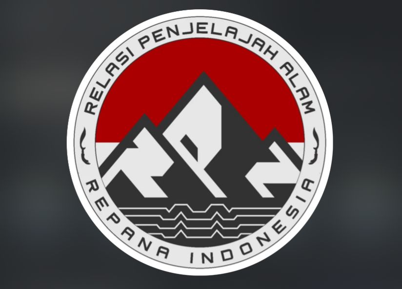 Pemandangan gunung dengan peralatan pendakian