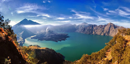 Pemandangan gunung dengan peralatan pendakian